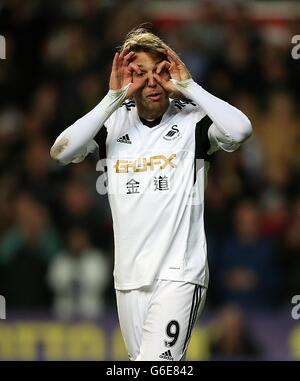 Fußball - Barclays Premier League - Swansea City / Liverpool - Liberty Stadium. Miguel Michu von Swansea City feiert das zweite Tor seines Spielers Stockfoto