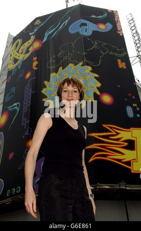 Die Künstlerin Fiona Rae bei der Enthüllung ihrer riesigen Kunstinstallation auf der Prow des BBC Broadcasting House im Portland Place im Zentrum Londons. * die Arbeit ist Teil eines Programms temporärer Kunstaufträge, die von der BBC zusammen mit ihren neuen Bauprojekten im Broadcasting House und White City in London entwickelt wurden. Stockfoto