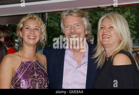 Sir Richard Branson mit seiner Frau Joan, Tochter Holly bei der Ankunft am Odeon Leicester Square, London, für die britische Premiere von Charlie's Angels: Full Throttle. Stockfoto