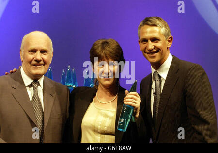 Lorraine Clapham, eine Superintendent Physiotherapeutin der Southampton University Hospitals, erhält den „Outstanding Achiever Award for Allied Health Professionals“ vom Staatssekretär für Gesundheit, Dr. John Reid, und Gary Lineker. * bei den Health and Social Care Awards auf dem Billingsgate Market, London, am Dienstag, den 1. Juli 2003. Mit den Auszeichnungen werden medizinische Fachkräfte ausgezeichnet, die Pionierarbeit für neue Dienstleistungen für ihre Patienten geleistet haben. Stockfoto