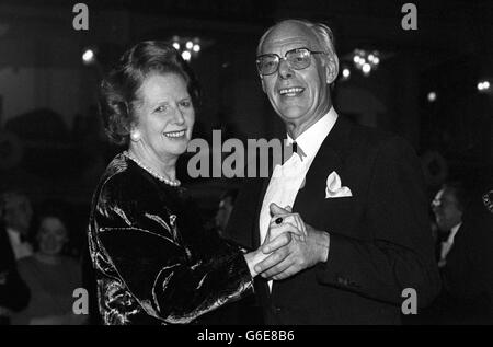 Premierministerin Margaret Thatcher und ihr Mann Denis leiten den Tanz während des Victory Ball in der Empress Hall, Blackpool, ab. Stockfoto