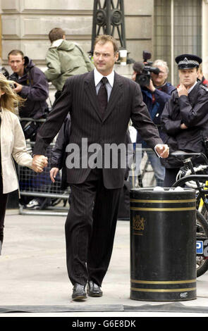 TV-Moderator John Leslie, begleitet von seiner Freundin Abi Titmuss, verlässt das Bow Street Magistrate Court im Zentrum von London, nachdem er zwei Anschuldigungen wegen unanständigen Angriffs ausgesetzt war. * beide Anschuldigungen beziehen sich auf dieselbe Frau, eine Schauspielerin, die der ehemalige Moderator der ITVs-Sendung von heute morgen zwischen dem 25. Und 28. Mai 1997 zweimal angegriffen haben soll. Stockfoto