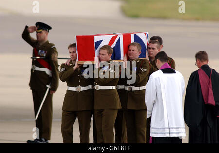 Der Sarg von Sergeant Simon Hamilton-Jewell, einem der sechs britischen königlichen Militärpolizisten, die letzten Monat bei einem Angriff auf Al Majar al-Kabir im Südirak getötet wurden, wird bei einer Repatriierungszeremonie in RAF Brize Norton, Oxfordshire, von einem RAF-Flugzeug getragen. * ebenso wie die sechs Männer Familie und Verwandten, Verteidigungsminister Geoff Hoon und Chef des Generalstabs, General Sir Mike Jackson waren auf dem Luftstützpunkt. Stockfoto