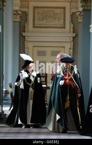 Königin Elisabeth II. Begleitet vom Herzog von Edinburgh AS Sie besuchen den Dienst der Installation der Ritter von Die Thistle in der St Giles Cathedral in Edinburgh Stockfoto