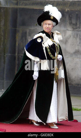 Königin Elizabeth II. Nimmt an dem Gottesdienst zur Installation der Ritter der Thistle in der St. Giles Cathedral in Edinburgh Teil. Stockfoto