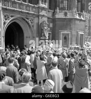 Während sich die Wohlhabenden um ihn herum drängen, blüht Mr. ANTHONY WEDGWOOD BENN, Lord Transgate, seine Wahlurkunde am Eingang des St. Stephen's Houses of Parliament, London, S.W. Herr BENN, der "kluge Peer", wollte sich als Mitglied des Parlaments für Bristol South-East präsentieren, für das er am Donnerstag gewählt wurde, und er hoffte, seinen Platz im Unterhaus zu nehmen, trotz der Peerage, die er im vergangenen November geerbt hatte. Stockfoto