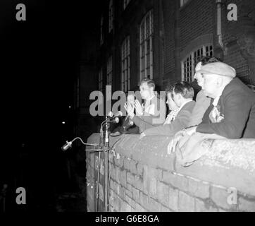 Labour's Mr. ANTHONY WEDGWOOD BENN spricht die Menge nach der Ankündigung seines Sieges bei der parlamentarischen Nachwahl in Bristol South-East an. Auf der anderen Seite von ihm ist sein besiegter konservativer Gegner, Herr MALCOLM St. CLAIR. Stockfoto