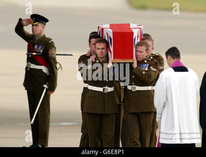 Der Sarg von Sergeant Simon Hamilton-Jewell, einem der sechs britischen königlichen Militärpolizisten, die letzten Monat bei einem Angriff auf Al Majar al-Kabir im Südirak getötet wurden, wird von einem RAF-Flugzeug bei einer Repatriierungszeremonie in RAF Brize Norton, Oxfordshire, getragen. * ebenso wie die sechs Männer und ihre Verwandten waren Verteidigungsminister Geoff Hoon und Generalstabschef Sir Mike Jackson auf dem Luftstützpunkt. Stockfoto