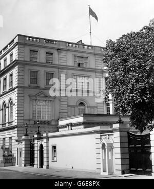 Der persönliche Standard von Prinzessin Elizabeth (der Royal Standard mit ihrem weißen Kadenzetikett) flatterte von einem flagstaff über Clarence House, St. James's Palace, was bedeutet, dass Prinzessin Elizabeth und der Herzog von Edinburgh offiziell ihren Wohnsitz in ihrem Londoner Haus aufgenommen haben. Das Haus, das der Prinzessin vom König als „Gnade und Gunst“-Residenz gegeben wurde, war früher das Haus des Herzogs von Connaught, der 1942 im Alter von 92 Jahren starb. Die Arbeit, es in ein modernes königliches Haus umzuwandeln, ist noch im Gange. Stockfoto