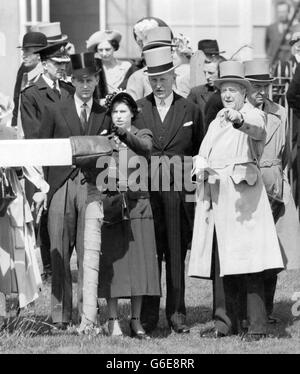 PRINZESSIN UND HERZOG SUCHEN DERBY-SIEGER der Herzog von Edinburgh (hinter der Prinzessin, links) folgt dem Zeigefinger von Prinzessin Elizabeth, als sie die Parade der Derby-Pferde in Epsom vor dem Start des Rennens beobachteten. Stockfoto