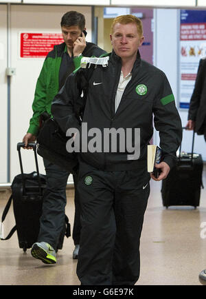 Keltischer Manager Neil Lennon läuft durch den Flughafen Glasgow, Glasgow. Stockfoto