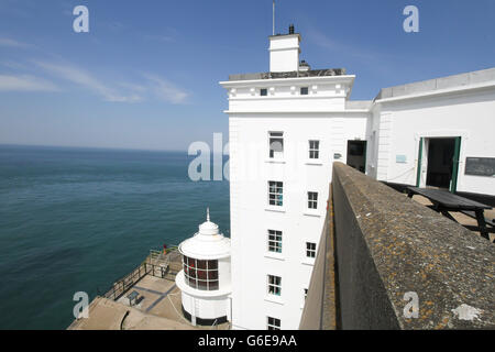 Der Westen Leuchtturm - auch ein rspb Meer - Bird Center - auf rathlin Island, County Antrim, Nordirland. Eine umgekehrte Leuchtturm mit Lampe an der Unterseite. Stockfoto