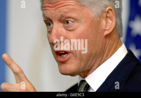 Der ehemalige US-Präsident Bill Clinton spricht in Regierungsgebäuden in Dublin, Irland, mit den Medien. * Herr Clinton unterzeichnete später ein Abkommen mit Taoiseach Bertie Ahern zwischen seiner Clinton-Stiftung und der irischen Regierung, um AIDS-Opfern in Mosambik Medikamente gegen Gebühr zur Verfügung zu stellen. Stockfoto