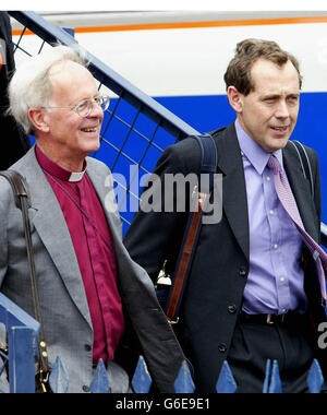 MP Peter Luff (rechts) und der Bischof von Hereford fahren den ersten Great Western Expresszug an der Evesham Station aus, der mit einem Minibus in der Nähe von Evesham kollidierte. * drei Minibus-Passagiere starben und drei weitere wurden schwer verletzt, als ihr Fahrzeug auf einem unbemannten Bahnübergang vom Hochgeschwindigkeitszug getroffen wurde. Mindestens 11 Personen befanden sich in dem Kleinbus, der sich auf Ackerland bei Pools Crossing, zwei Meilen westlich von Evesham in Worcestershire, befand, als die Kollision mit dem Zug um 8.24 Uhr morgens stattfand. Stockfoto