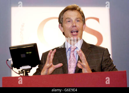 Premierminister Tony Blair spricht im Queen Elizabeth II Conference Center im Zentrum von London über eine Konferenz mit dem Titel „Criminal Justice serving the Community“. * die Veranstaltung, an der unter anderem der Innenminister David Blunkett , Lord Chief Justice Lord Woolf und Richter Alex Calabrese vom Red Hook Community Court in den Vereinigten Staaten von Amerika teilnahmen, Die Regierung hat einen Plan für die Bereitstellung von Gerechtigkeit im 21. Jahrhundert entwickelt, der eine verstärkte Beteiligung der Gemeinschaft und ein System zur Unterstützung der lokalen Bevölkerung mit sich bringen würde. Stockfoto