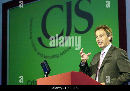 Premierminister Tony Blair spricht im Queen Elizabeth II Conference Center im Zentrum von London über eine Konferenz mit dem Titel „Criminal Justice serving the Community“. * die Veranstaltung, an der unter anderem der Innenminister David Blunkett , Lord Chief Justice Lord Woolf und Richter Alex Calabrese vom Red Hook Community Court in den Vereinigten Staaten von Amerika teilnahmen, Die Regierung hat einen Plan für die Bereitstellung von Gerechtigkeit im 21. Jahrhundert entwickelt, der eine verstärkte Beteiligung der Gemeinschaft und ein System zur Unterstützung der lokalen Bevölkerung mit sich bringen würde. Stockfoto