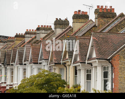 Gehäusemond. Allgemeine Ansicht von Wohnhäusern auf einer Straße im Süden Londons. Stockfoto