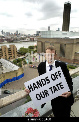 Tate-Direktor Nichola Serota vor der Tate Modern an der Londoner Southbank, wo er sich Demonstranten anschloss, die Pläne zum Bau eines neuen Hochhauses neben der Galerie widerstanden (der geplante Standort ist mit blauen Tafeln umgeben). Stockfoto