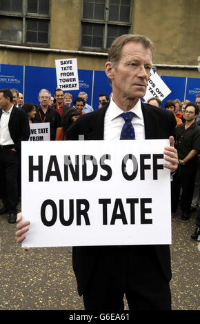 Tate-Direktor Nichola Serota vor der Tate Modern an der Londoner Southbank, wo er sich Demonstranten anschloss, die Pläne zum Bau eines neuen Hochhauses neben der Galerie widerstanden (der geplante Standort ist mit blauen Tafeln umgeben). Stockfoto