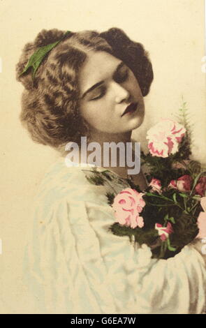 Vintage Photo Postkarte Frau mit Blumen Stockfoto