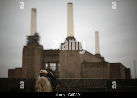 Eine Frau, die ein Foto über einer Wand des Battersea Power Station während der Open House London Architekturschau in London macht. Stockfoto