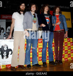 Die amerikanische Rockband Kings of Leon bei der Unterzeichnung ihres Debütalbums „Youth and Young Manhood“ in der Virgin Megastore Oxford Street, London. Von links nach rechts: Nathan, Matthew, Jared und Caleb Followill. Stockfoto