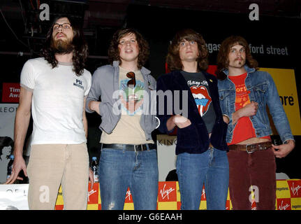 Die amerikanische Rockband Kings of Leon bei der Unterzeichnung ihres Debütalbums „Youth and Young Manhood“ in der Virgin Megastore Oxford Street, London. Von links nach rechts: Nathan, Matthew, Jared und Caleb Followill. Stockfoto