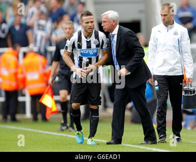 Newcastle United-Manager Alan Pardew mit Yohan Cabaye beim Spiel der Barclays Premier League im St James' Park, Newcastle. Stockfoto