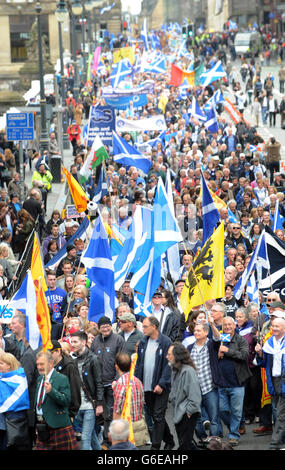 Teilnehmer an einer demonstration und Kundgebung in Edinburgh, die ein Ja-Votum im nächsten Jahr des Unabhängigkeitsreferendums forderten. DRÜCKEN Sie VERBANDSFOTO. Bilddatum: Samstag, 21. September 2013. Die Veranstaltung schien Menschenmengen aus dem ganzen Land anzuziehen, wobei die Marschierenden die obere Hälfte der Royal Mile füllten, bevor sie sich entlang einer Route im Stadtzentrum durchzogen. Während des Tages wurden die versammelten Massen erwartet, um Reden von Schlüsselfiguren der Pro-Unabhängigkeit-Bewegung wie erster Minister Alex Salmond und seine stellvertretende Nicola Sturgeon zu hören. Die Aktivisten versammelten sich in der High Street der Stadt, bevor es weiter geht Stockfoto