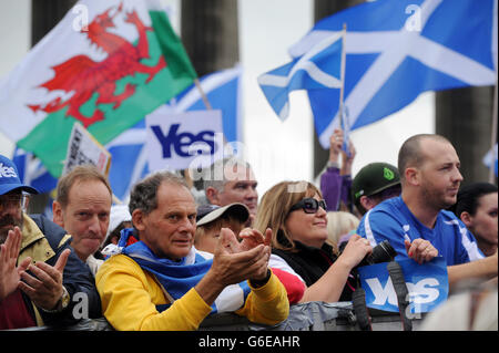 Teilnehmer an einer demonstration und Kundgebung in Edinburgh, die ein Ja-Votum im nächsten Jahr des Unabhängigkeitsreferendums forderten. DRÜCKEN Sie VERBANDSFOTO. Bilddatum: Samstag, 21. September 2013. Die Veranstaltung schien Menschenmengen aus dem ganzen Land anzuziehen, wobei die Marschierenden die obere Hälfte der Royal Mile füllten, bevor sie sich entlang einer Route im Stadtzentrum durchzogen. Während des Tages wurden die versammelten Massen erwartet, um Reden von Schlüsselfiguren der Pro-Unabhängigkeit-Bewegung wie erster Minister Alex Salmond und seine stellvertretende Nicola Sturgeon zu hören. Die Aktivisten versammelten sich in der High Street der Stadt, bevor es weiter geht Stockfoto