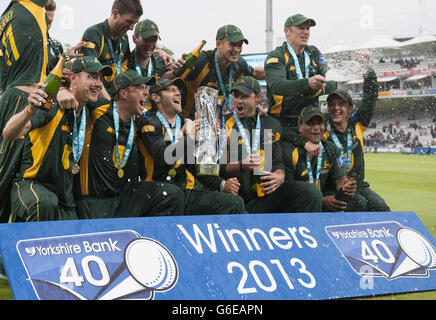 Cricket - Yorkshire Bank Pro40 Finale - Glamorgan / Nottinghamshire - Lord's Cricket Ground. Nottinghamshire feiert den Sieg beim Finale der Yorkshire Bank Pro40 auf dem Lord's Cricket Ground, London. Stockfoto