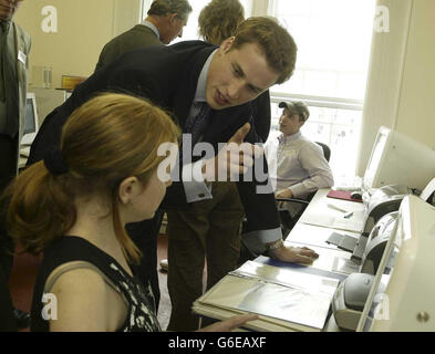 Prinz William trifft Monique Saunders im Computerraum des NASH Homeless Centre, Newport, South Wales, während eines Besuchs des Zentrums mit seinem Vater Prinz Charles. Stockfoto