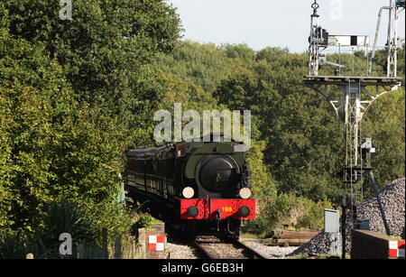 Die Isle of Wight Dampfeisenbahn Lokomotive 'Royal Engineer' Ankunft in Havenstreet Station auf der Isle of Wight. DRÜCKEN Sie VERBANDSFOTO. Bilddatum: Donnerstag, 5. September 2013. Bildnachweis sollte lauten: Yui Mok/PA Wire Stockfoto