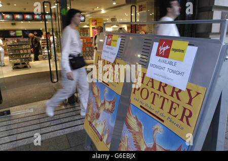 Mitteilungen vor dem Virgin Megastore, Piccadilly, London, läuten die Veröffentlichung der fünften Folge von JK Rowlings Serie Harry Potter und der Orden des Phönix um Mitternacht ein. Stockfoto