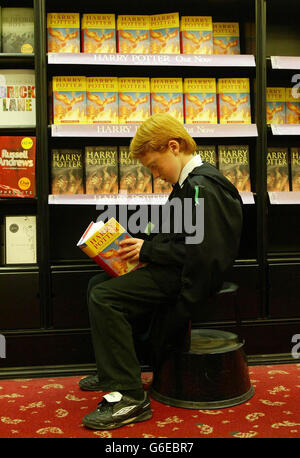 Ron Weasley-Doppelgänger Stephen Collier 9, aus Southampton steckt in seiner Kopie von Harry Potter und dem Orden des Phönix fest. Harrypottergal Stockfoto