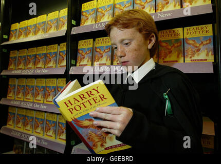 Ron Weasley, ähnlich wie Stephen Collier 9, aus Southampton, ergreift eine Kopie von Harry Potter und dem Orden des Phönix von J. K. Rowling, bei Waterstones in Southampton. Stockfoto