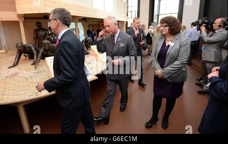 Der Prinz von Wales und die Herzogin von Cornwall besuchen den „Filter Room“, während sie an der Eröffnung des neuen Bentley Priory Battle of Britain Museum in Stanmore teilnehmen. Stockfoto