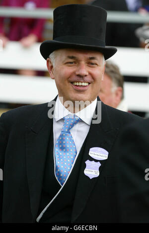 Der konservative Parteivorsitzende Iain Duncan-Smith gibt sich einen Hut ab Er besucht den letzten Tag von Royal Ascot Stockfoto