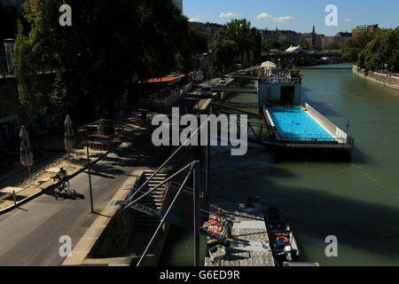 Ein schwimmendes Schwimmbad auf dem Donaukanal, Wien, Österreich Stockfoto