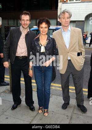 Die Schauspieler Ralph Fiennes, Evas Annis und Kevin Kline kamen im Odeon Covent Garden in London für den britischen Charity-Film Preniere von Hoover Street Revival an. Stockfoto