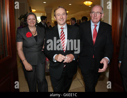 (Von links nach rechts) Marcella Corcoran Kennedy TD, Taoiseach Enda Kenny und Parteivorsitzender Charles Flanagan kommen heute zur Fine Gael Party Think in im Heritage Hotel, Killenard, Co Laois. Stockfoto