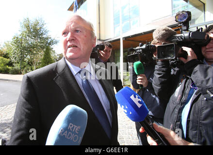 Finanzminister Michael Noonan trifft heute bei der Fine Gael Party Think in im Heritage Hotel, Killenard, Co Laois ein. Stockfoto