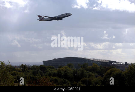 Lager am Flughafen Heathrow. Ein Flugzeug der British Airways 747 hebt vom Flughafen Heathrow ab. Stockfoto