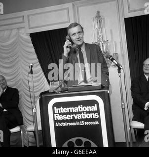 Politik - Tony Benn - International Hotel Reservierungen starten - Carlton Tower Hotel, London Stockfoto