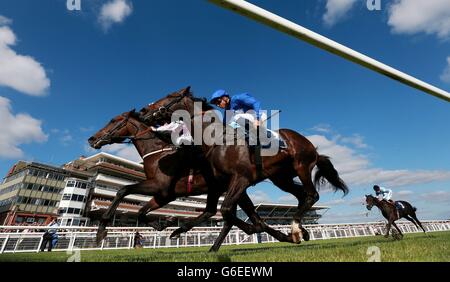 Tales of Grimm unter Ryan Moore (links) schlägt die französische Marine unter Mickael Barzalona (rechts) bei den Duty Free Conditions-Einsätzen von Dubai während des Duty Free Weekends von Dubai auf der Newbury Racecourse, Berkshire. Stockfoto