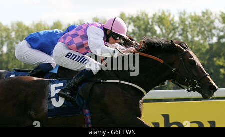 Tales of Grimm ridled by Ryan Moore schlägt die französische Marine unter Mickael Barzalona in den Duty Free Conditions-Einsätzen von Dubai während des Dubaier Duty Free Weekends auf der Newbury Racecourse, Berkshire. Stockfoto