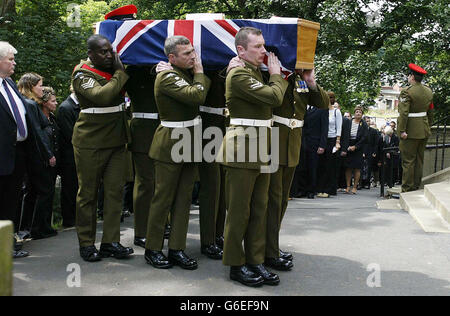 Das Begräbnis von Simon Miller, statt, in Washington Village Tyne und tragen. Simon wurde am 24. Juni bei der Aktion im Südirak getötet, während er bei der 156 Provost Company, Royal Military Police, diente. Stockfoto