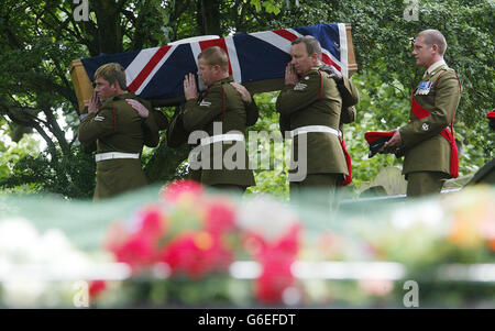 Das Begräbnis von Simon Miller, das in Washington, Tyne und Wear stattfindet. Simon wurde am 24. Juni bei der Aktion im Südirak getötet, während er bei der 156 Provost Company, Royal Military Police, diente. Stockfoto