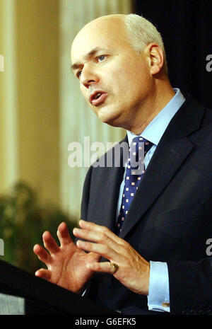 Der konservative Parteiführer Iain Duncan Smith hält seine Rede bei der CEP (Czech Economics and Politics Foundation) in der Hauptstadt der Tschechischen Republik, Prag. 02/10/2003 Frauen Wähler haben die Konservative Partei in erheblicher Zahl seit der letzten Parlamentswahl verlassen, nach einer Umfrage veröffentlicht Samstag 4 Oktober 2003 am Vorabend der Partei s Jahreskonferenz in Blackpool. Der Rückgang der Bewertungen spiegelt sich in zwei Schlüsselgruppen wider, die traditionell die Tories unterstützt haben und unter denen Iain Duncan Smiths Partei einschlagen muss, wenn sie 2005 oder 2006 an die Macht kommen soll - ältere Frauen und Stockfoto