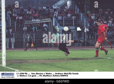 02-JUN-96. San Marino / Wales. Andrew Melville führt das 1. Tor von Wales an Stockfoto